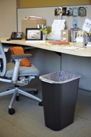 Afvalbak Rubbermaid groot 39 liter zwart-2