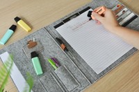 Schrijfmap DESQ A4 vilt met papierclip en elastiek sluiting grijs-3