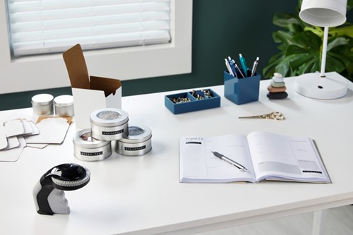 Reliëftape Dymo embossing vinyl 9mm wit op blauw-2